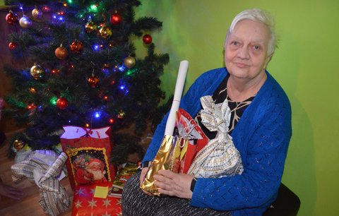 Na Vánoce měla být opuštěná: Dobří lidé seniorce (71) zařídili svátky, které nezapomene