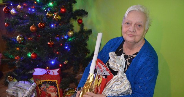 Na Vánoce měla být opuštěná: Dobří lidé seniorce (71) zařídili svátky, které nezapomene