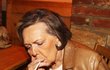 Z kuřácké vášně paní Jiřiny Jiráskové si přátelé utahují.