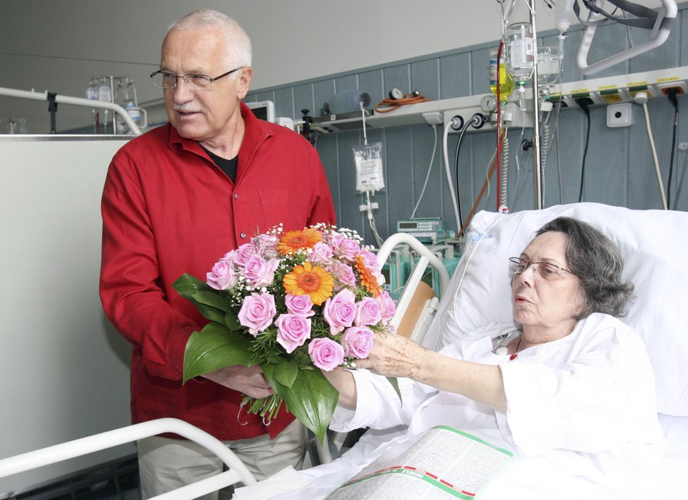 Srpen 2008 -  V nemocnici ji navštívil i tehdejší prezident Václav Klaus.