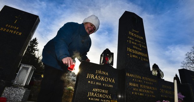 Sousedé u hereččina hrobu pravidelně zapalují svíčky.