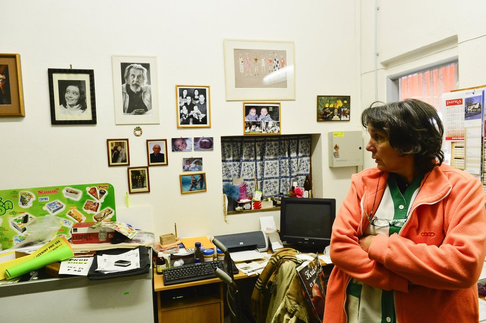Jana Svítivá má kancelář v obchodě vyzdobenou fotkami Jiřiny Jiráskové i jejího partnera Zdeňka Podskalského