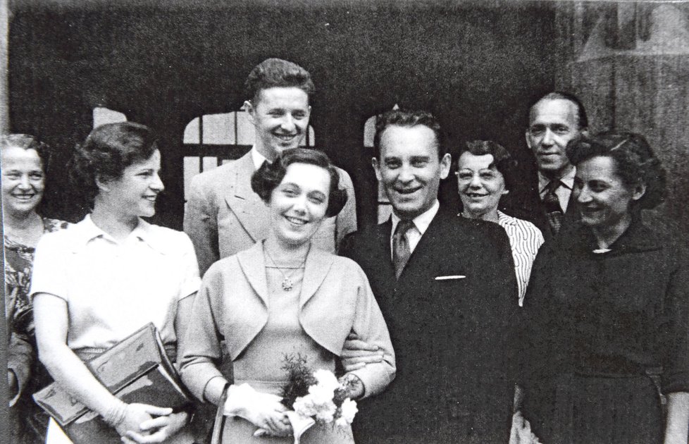 Svatební fotka z roku 1953 - Jiřina Švorcová, Jiří Vala, Jiřina Jirásková, Jiří Pleskot, maminka Jirásková, tatínek Jirásek, Jiřina Čiperová