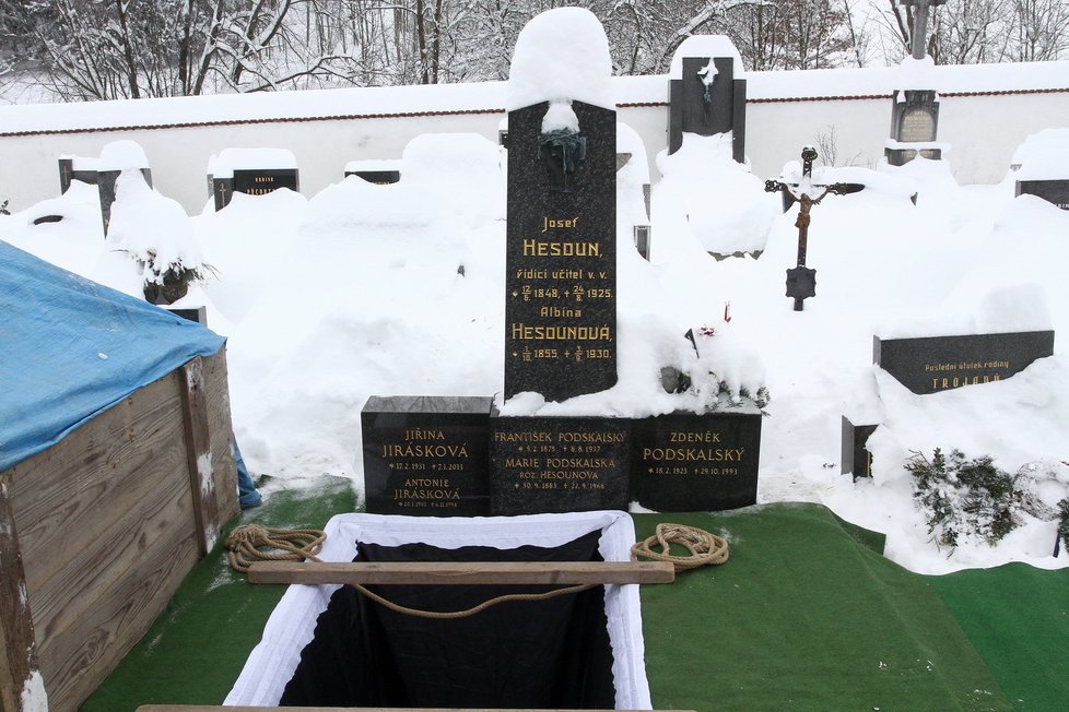 Na hrobu už je vytesané jméno Jiřiny Jiráskové