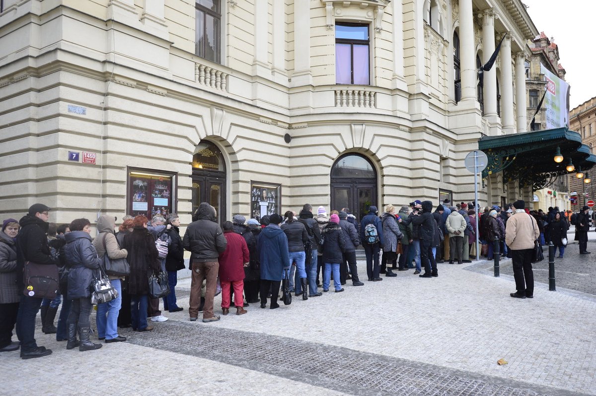 V deset hodin už byla před divadlem dlouhatánská fronta.