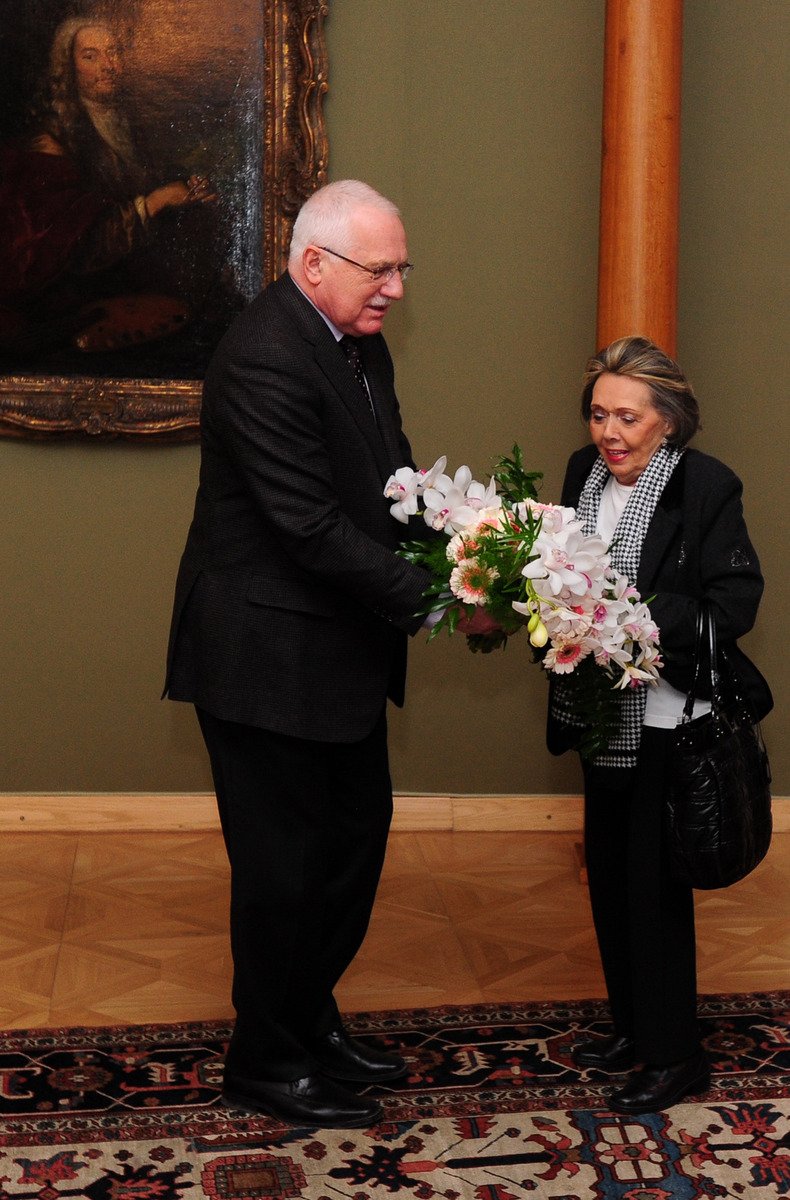 Prezident předal jiřině Jiráskové květina. 