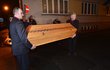 Po smrti Jiřiny Jiráskové vynáší pohřební služba rakev s tělem herečky.