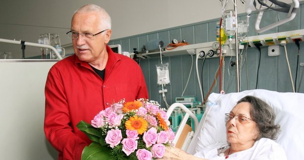 Václav Klaus přinesl herečce kytici růží a gerber a hned se sháněl po nějaké váze