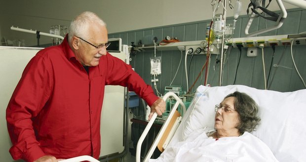 Jiřinu Jiráskovou při jedné z jejích hospitalizací navštívil i Václav Klaus