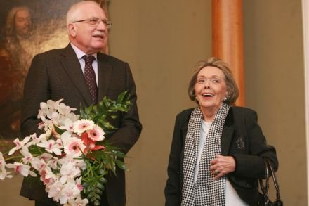 Únor 2011 - K osmdesátinám jí přeje i prezident Klaus. Jiřinka se netají tím, že jí není dobře.