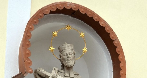 Václav Postránecký vzpomínal na Jiřinu Jiráskovou v Mikulově pod opravenou sochou svatého Jana z Nepomuku.