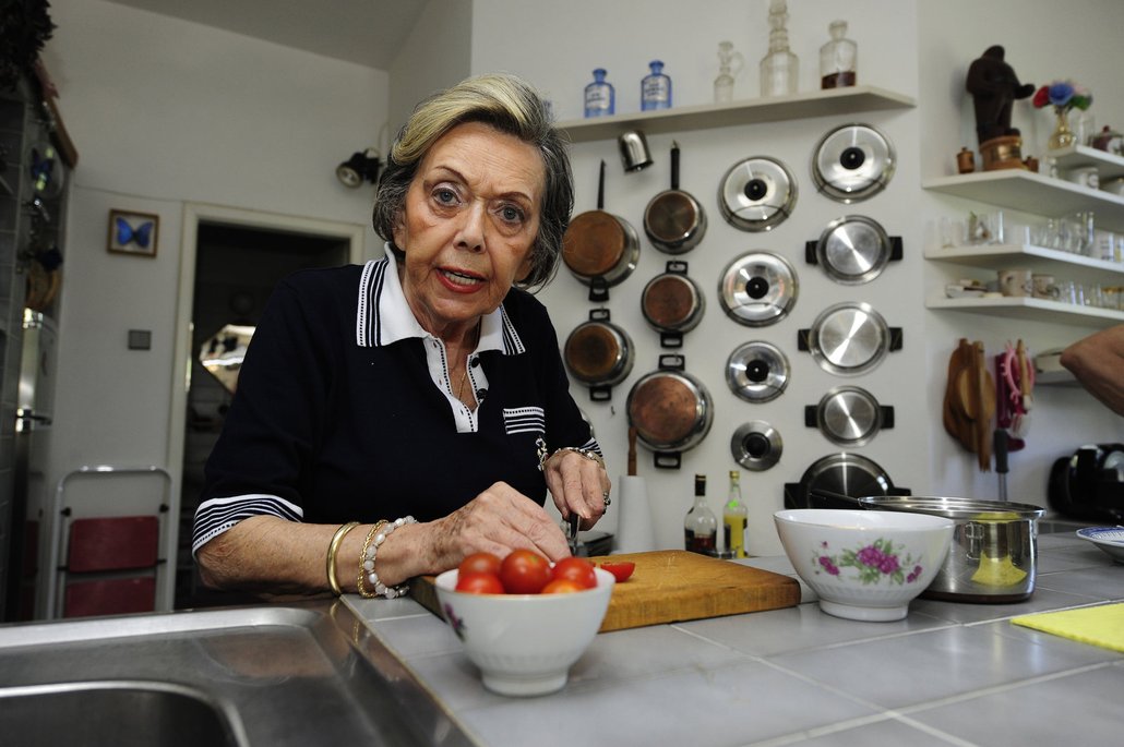 Jiřina Jirásková (†81) v kuchyni v přízemí malenické vily. Vařila ráda po celý život