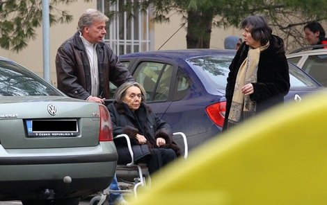 FAKULTNÍ NEMOCNICE V PRAZE, PÁTEK 10:32 - Drobounká Jirásková se ve vozíku ztrácela a dle jejího výrazu se cítila opravdu zle. Do nemocnice ji odvezl její osobní řidič Petr Formánek.