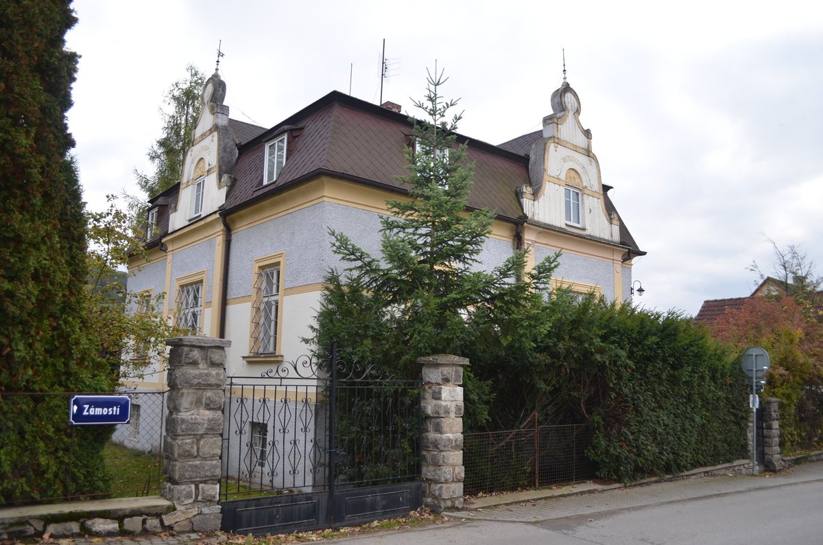 Vila Marie, kterou postavil Zdeňkův dědeček a prastrýc pro jejich maminku, osiřelostí trpí.