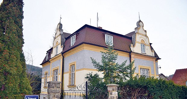 Vila v Malenicích, jejíž půlku pečovatelka údajně zdědí.