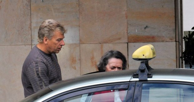 Jirásková opouští nemocnici a nastupuje do taxi