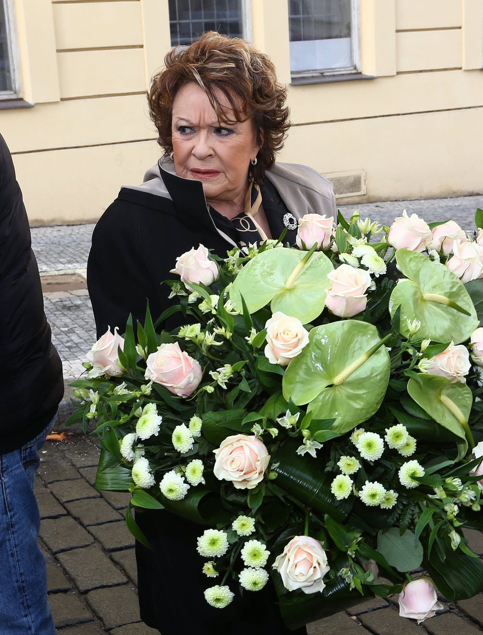 Jiřina Bohdalová přiněsla své kamarádce &#34;Jíře&#34; , jak jí říkala, krásnou květinu