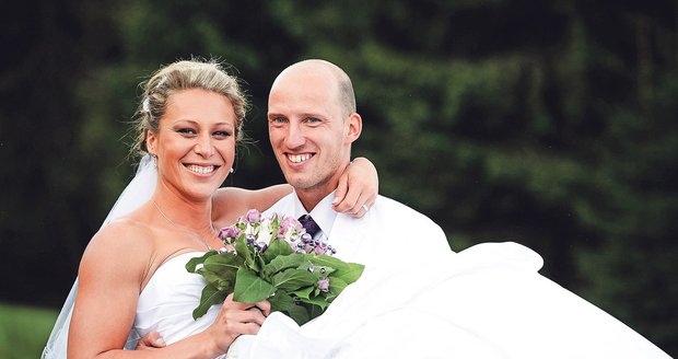 Spokojení novomanželé! Jiřina Ptáčníková a Petr Svoboda tvoří další sportovní pár, který si řekl ANO. Hodně štěstí!