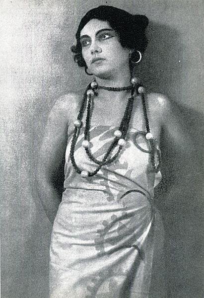 V roce 1928, kdy se stala členkou činohry Národního divadla v Praze.