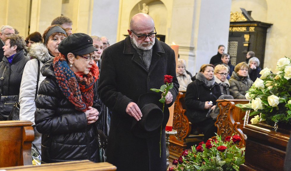 Socioložka Jiřina Šiklová s Janem Rumlem na pohřbu českého psychologa Slavomila Hubálka (březen 2013)