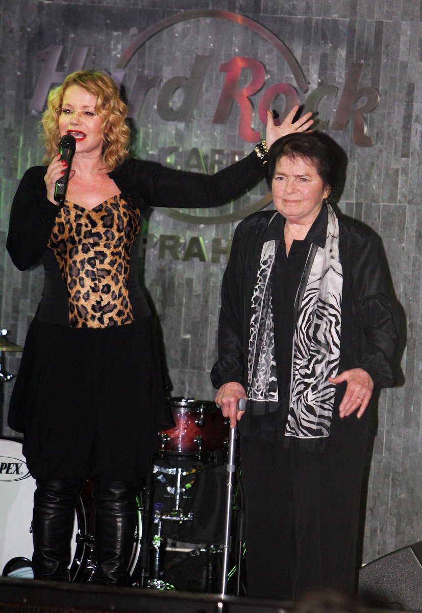 Jitka Asterová zvolila na moderování párty leopardí korzet, Jiřina Švorcová ji doplnila zebřím šálem.