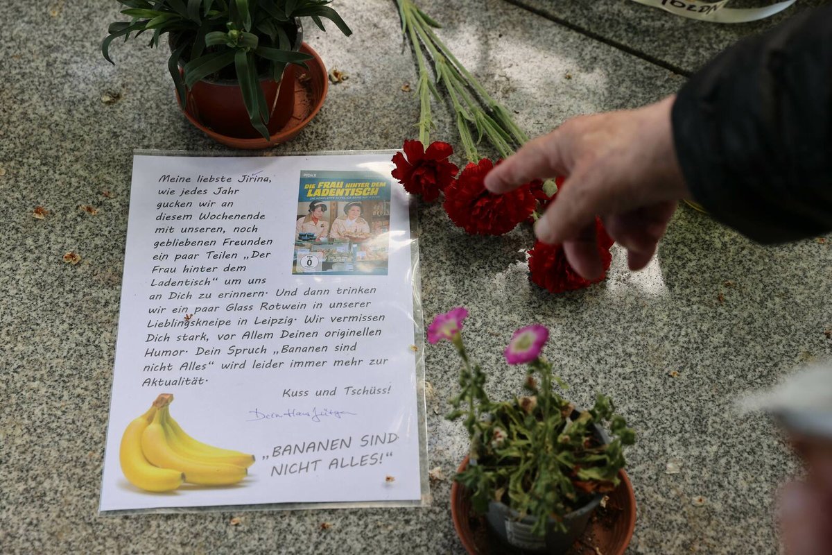 Hrob Jiřiny Švorcové na Střešovickém hřbitově s dopisem.
