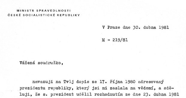 Dopis ministra spravedlnosti Němce, který Švorcové oznamuje, že Husák udělil Hegerové milost. Dobový dokument poskytla herečka Miroslavu Graclíkovi, když s ní sepisoval knihu.