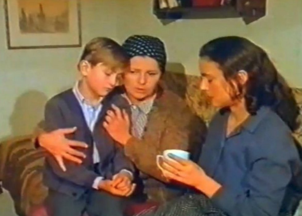 Jiřina Švorcová v malé roli v seriálu Gottwald (1986)