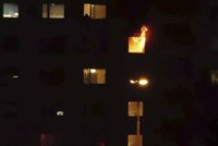Dva lidé zemřeli při požáru paneláku v Jirkově, 7 dalších bylo zraněno