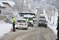Česko pod sněhem: Desítky nehod a vážná zranění. Ledovka teprve přijde