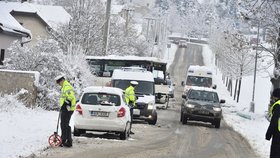 Česko pod sněhem: Desítky nehod a vážná zranění. Ledovka teprve přijde