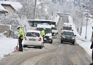 Noční sněžení a ranní rozbředlá vrstva sněhu způsobily komplikace na většině silnic v ČR(Ilustrační foto)