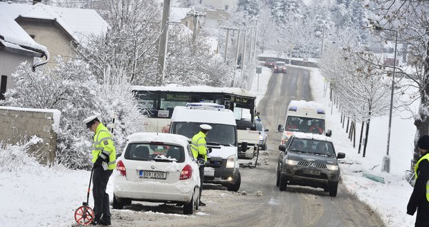 Noční sněžení a ranní rozbředlá vrstva sněhu způsobily komplikace na většině silnic v ČR(Ilustrační foto)