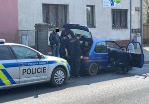 Honička v Jirnech skončila zraněním dvou zasahujících policistů, 8. dubna 2019.