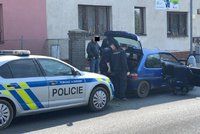 Zběsilá honička v Jirnech: Hříšník ujížděl i utíkal, dva policisté se při zásahu zranili