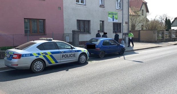 Honička v Jirnech skončila zraněním dvou zasahujících policistů, 8. dubna 2019.