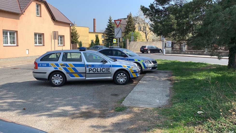 Honička v Jirnech skončila zraněním dvou zasahujících policistů, 8. dubna 2019.