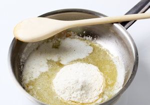 Jak udělat jíšku z másla a mouky