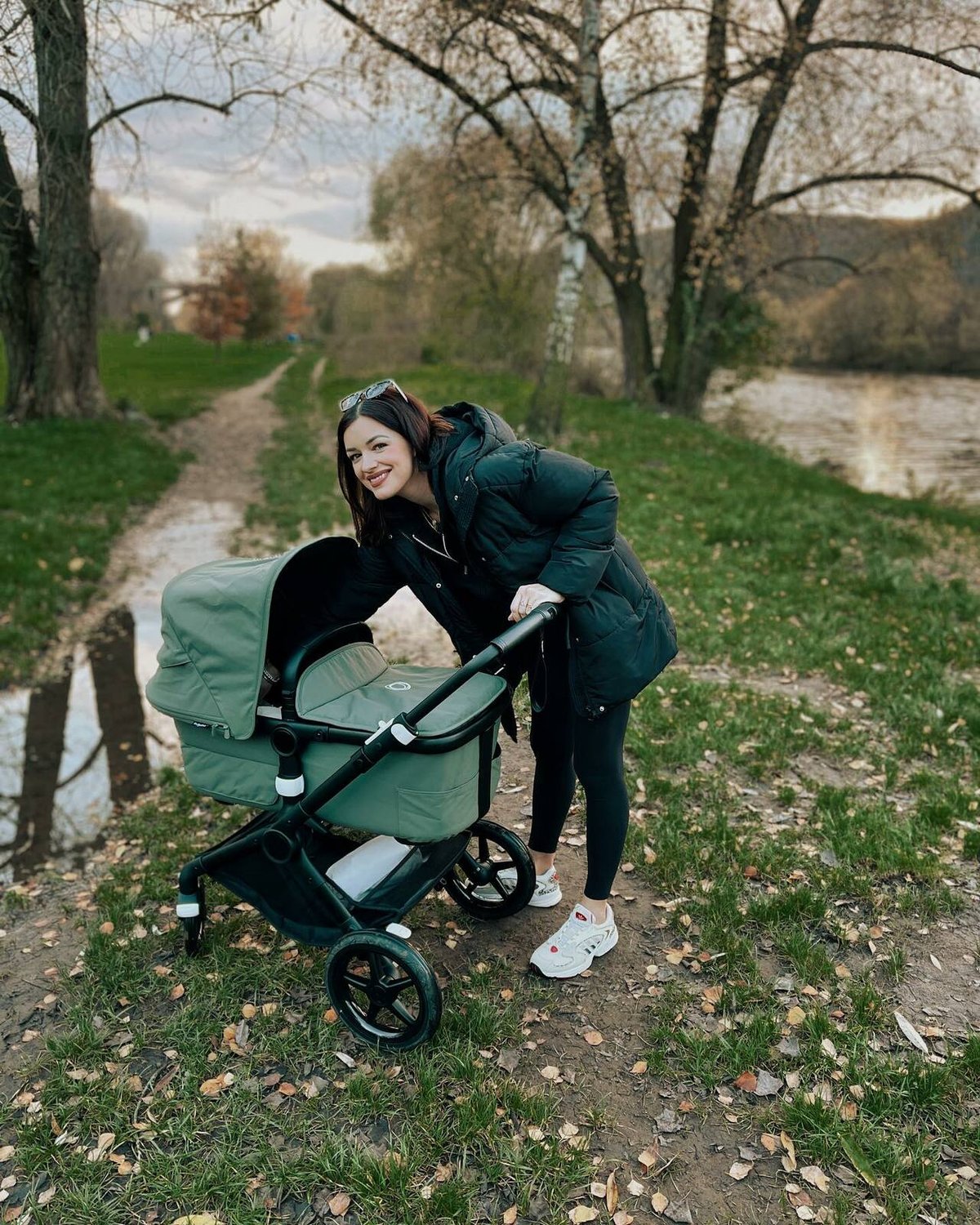 Jitka Boho posiluje s kočárkem svaly po porodu. 