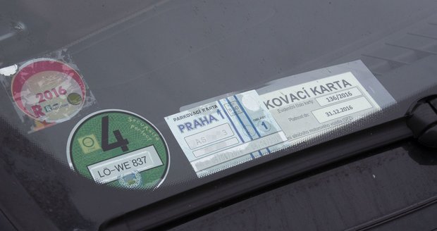Parkovací karta k porsche Čvančarové je z úplně jiného auta.