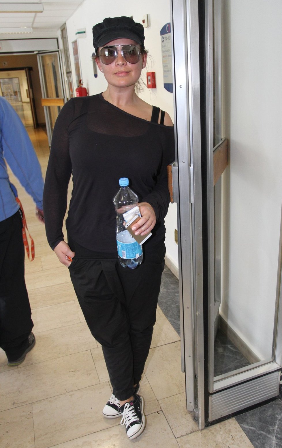 Jitka Čvančarová dorazila jako usměvavá hoperka, černé volné kalhoty, černé volné tričko.