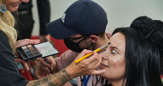 Pod rukama maskéru strávila několik hodin.