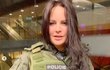 Jitka Čvančarová jako člen zásahovky v neprůstřelné vestě a se samopalem