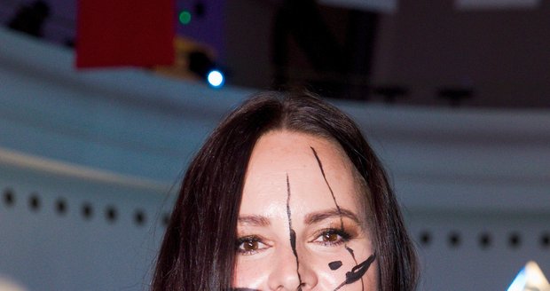 Jitka Čvančarová na sebe upozornila čárami na obličeji na zahajovacím večeru Designbloku 2018.