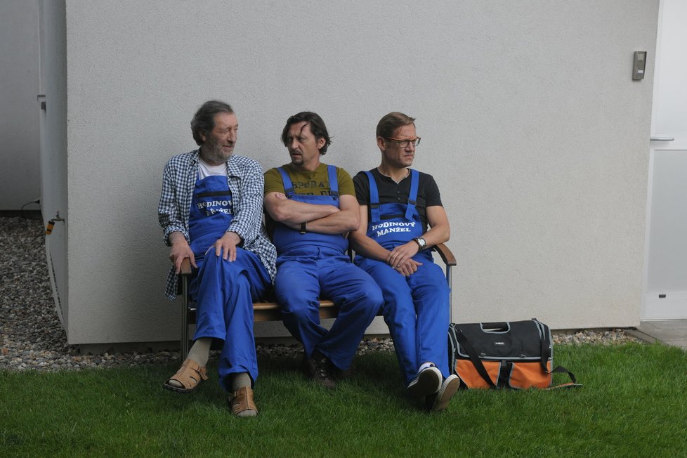 Zatímco si David Novotný užívá s Čvančarovou v posteli, jeho kolegové čekají venku.