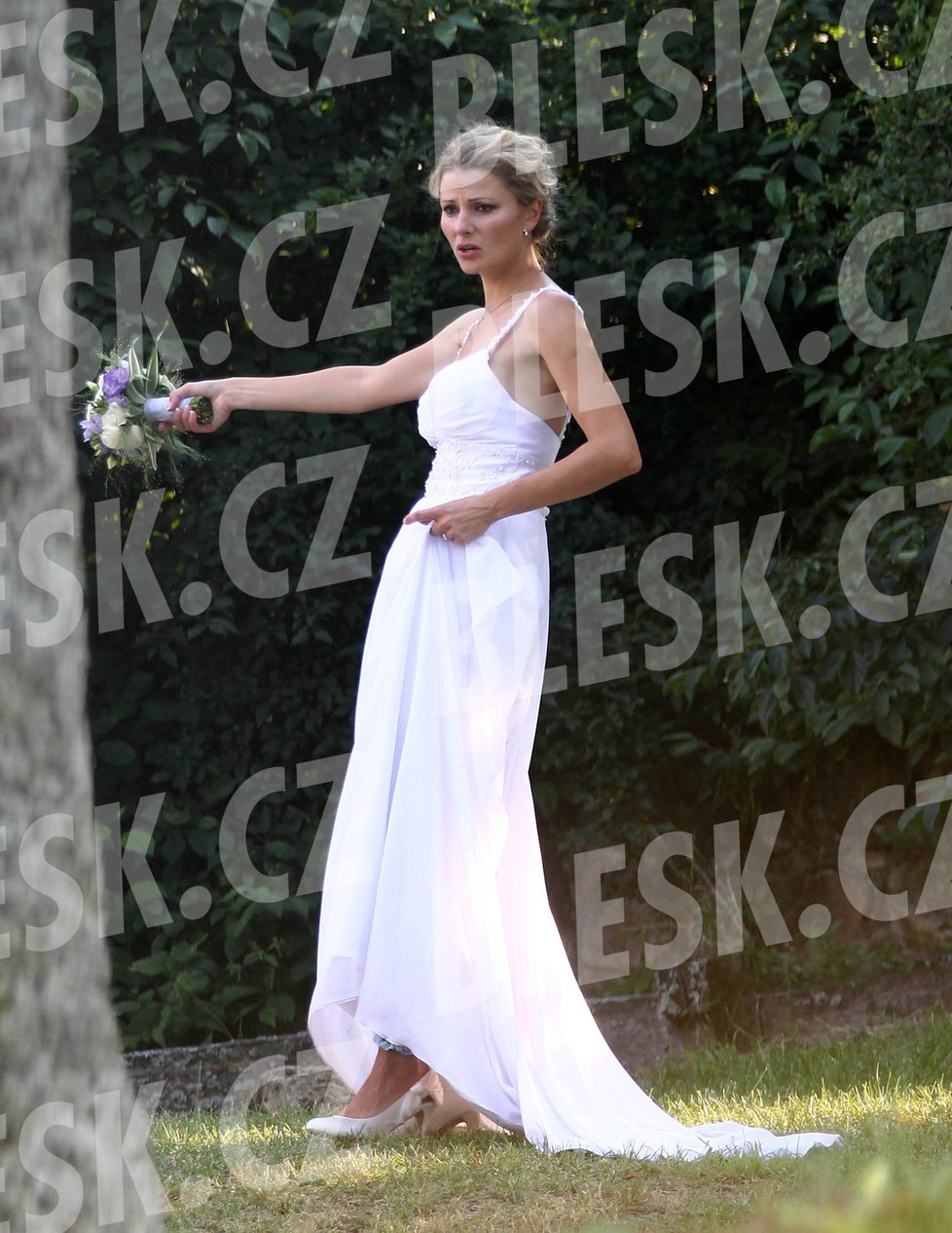 Sexbomba Kocurová měla na sobě jednoduché bílé šaty, ve kterých vypadala krásně