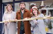 Jitka Kocurová spolu s Michaelou Dolinovou a Josefem Vágnerem slavnostně přestřihli stuhu a otevřeli výstavu vánočních betlémů,
