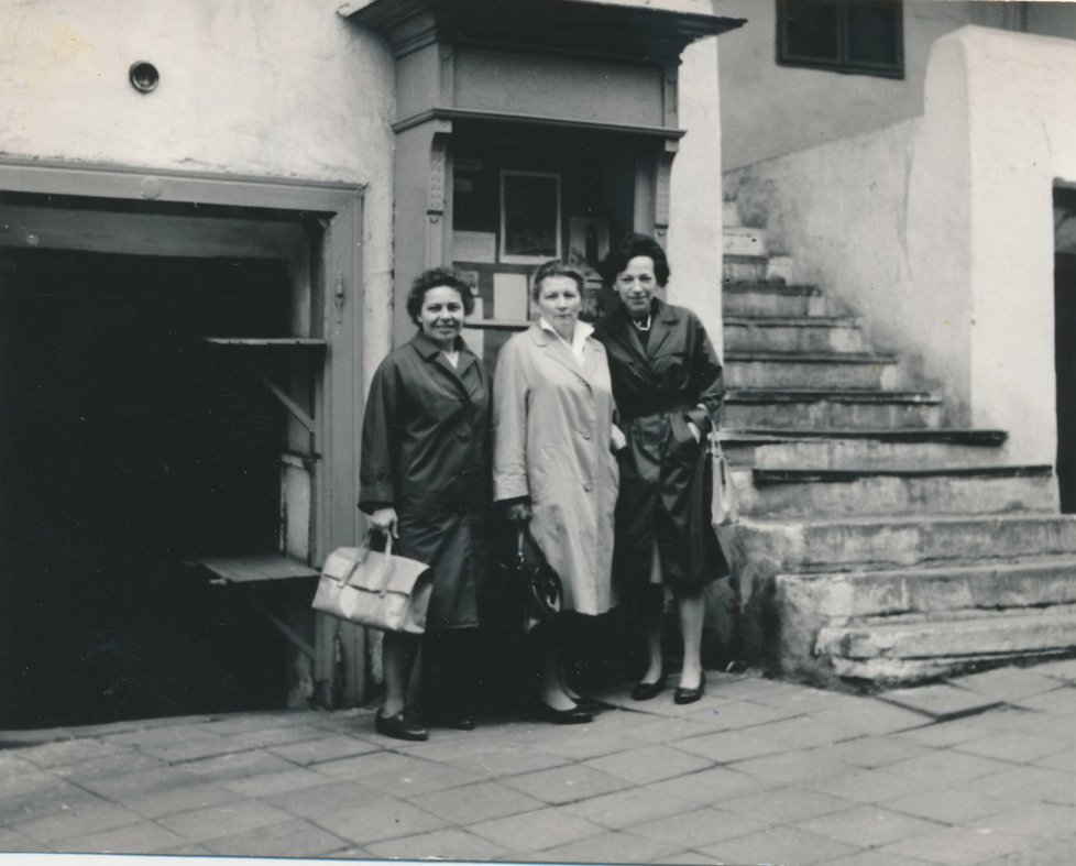 Setkání spoluvězeňkyň ze Želiezovců, zleva doprava Helena Nestrojílová, Jitka Malíková, Jaroslava Pečová, 1963