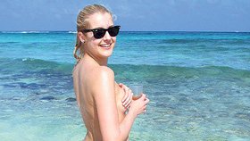 Na pláži se občas Česká Miss 2011 ukázala bez horního dílu plavek, ale nikoho nenechala nahlédnout
