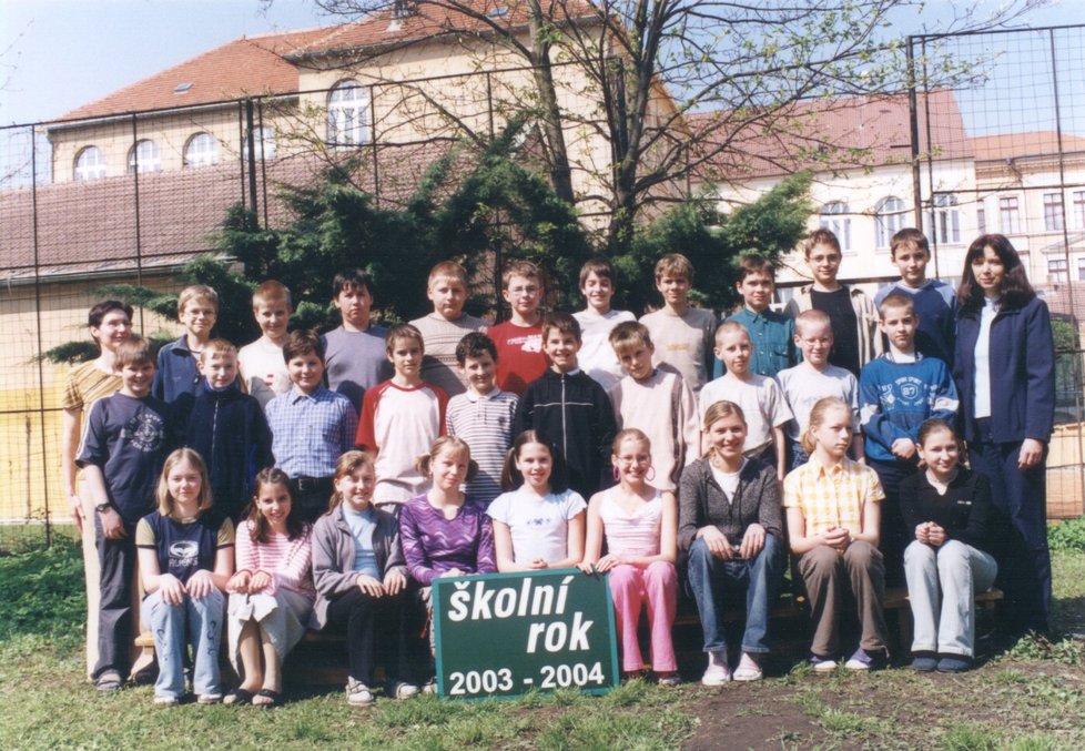 2003 - Jitka už jako malá holka vypadala jako modelka. Na fotce ze základní školy se svými spolužáky.